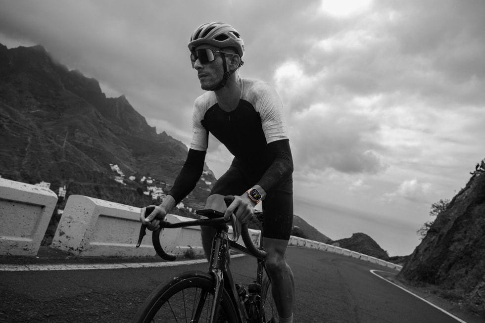 Apple Watch Ultra 2 beim Radfahren in den Bergen