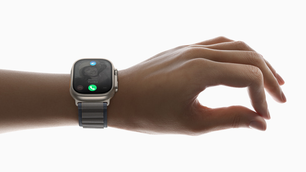 Apple Watch Ultra 2 am Handgelenk mit Double Tap Geste