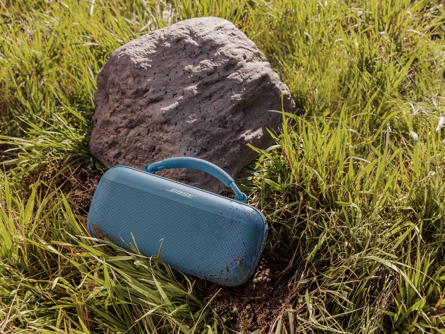 Bose SoundLink Max Outdoor auf der Wiese