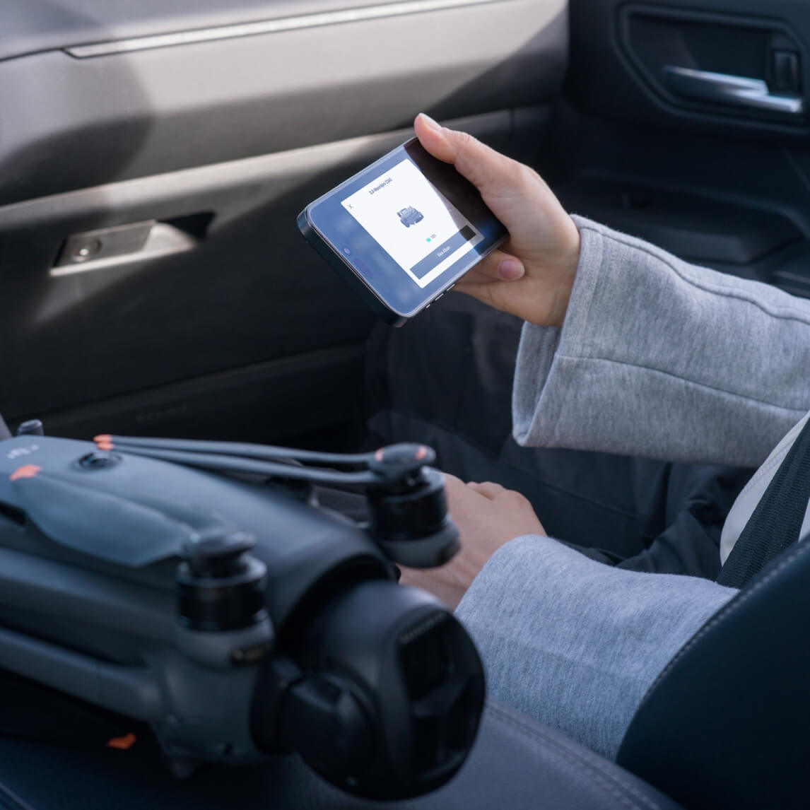 DJI Mavic 4 Pro zusammengeklappt im Auto