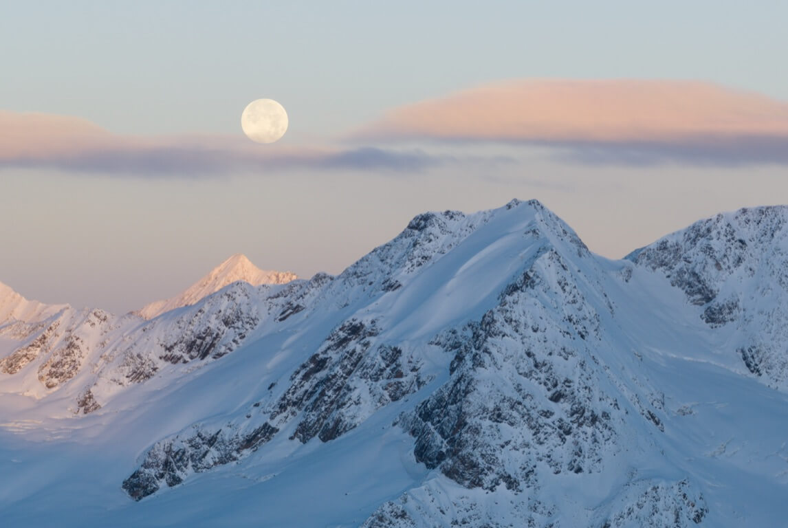 DJI Mavic 4 Pro Beispielaufnahme — Mond über verschneiten Bergen