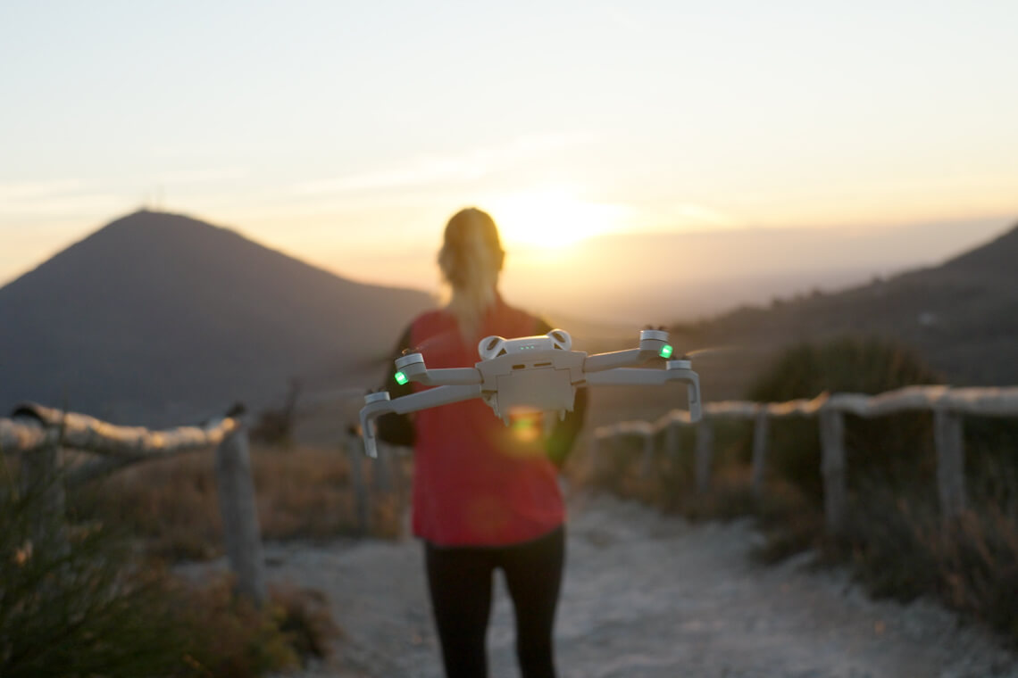 DJI Mini 4 Pro im Flug bei Sonnenuntergang