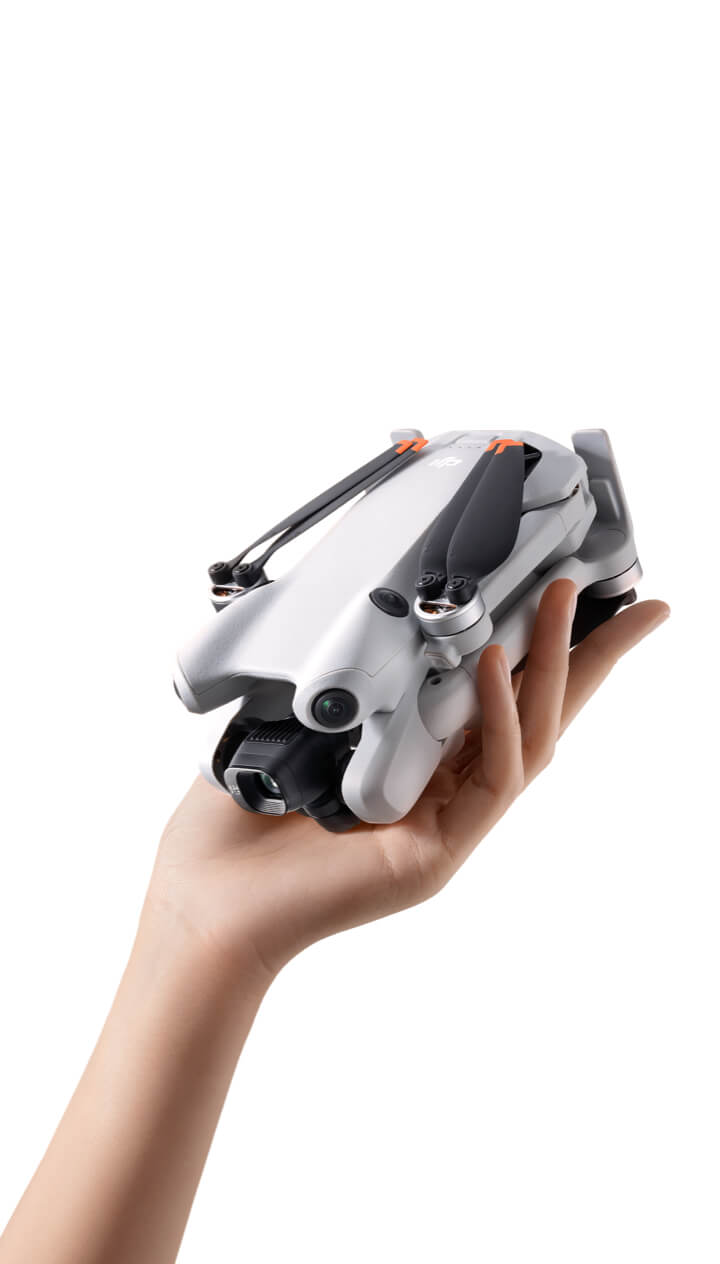 DJI Mini 4 Pro zusammengeklappt in der Hand