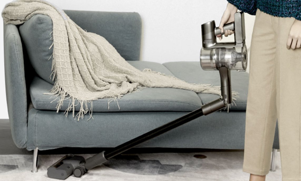 Dreame T30 Neo beim Saugen unter dem Sofa
