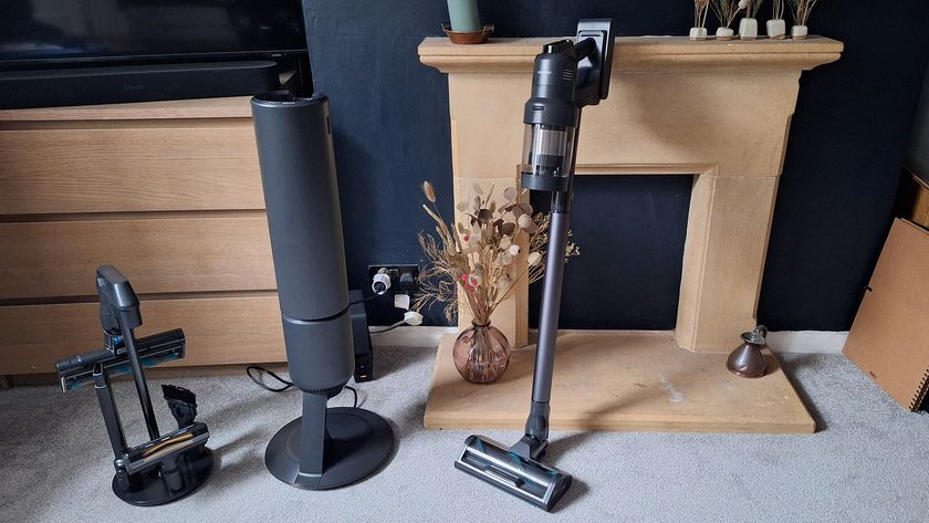 Dyson V15 Detect Absolute im Einsatz auf Hartboden