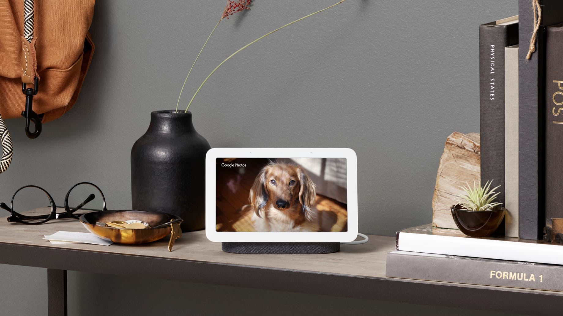 Google Nest Hub als digitaler Bilderrahmen auf einem Regal
