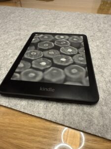 Kindle Paperwhite 2024 Nahaufnahme auf Filz-Unterlage