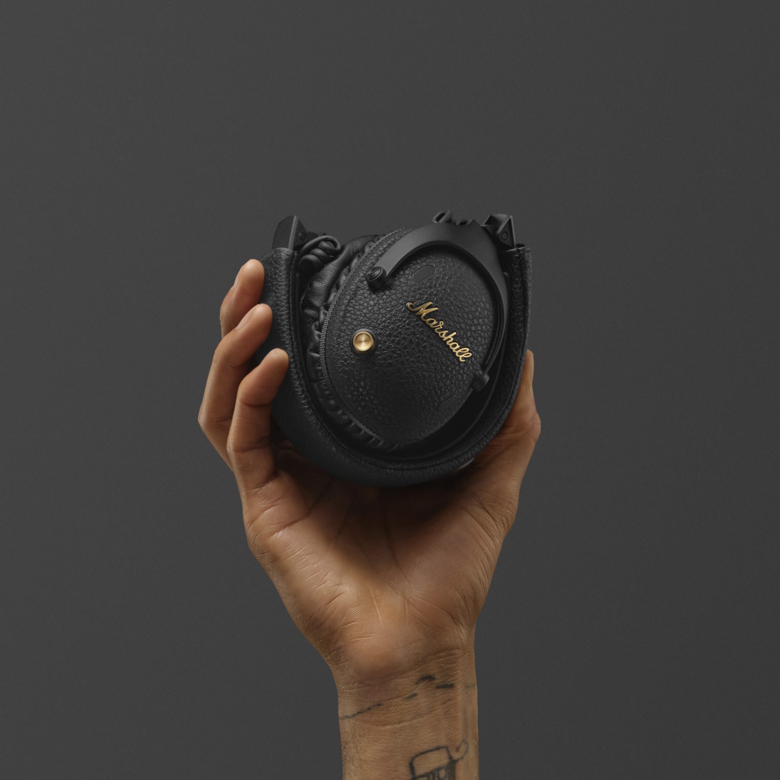 Marshall Monitor III A.N.C. zusammengeklappt in der Hand