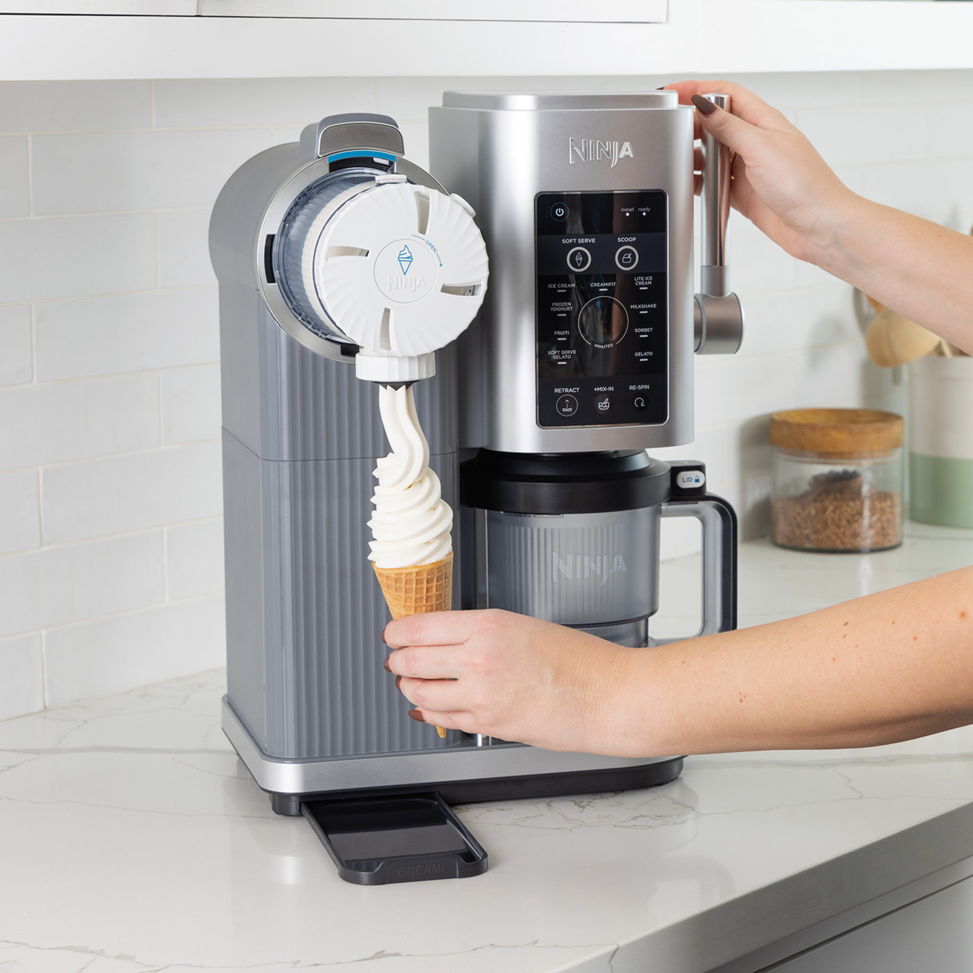 Ninja CREAMi NC701EU Softeis-Ausgabe