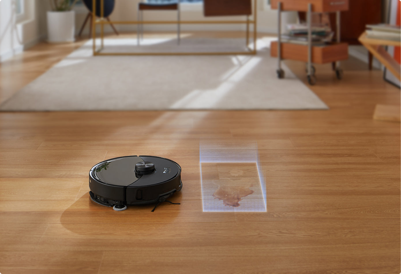 Roborock S8 MaxV Ultra beim Reinigen im Wohnzimmer