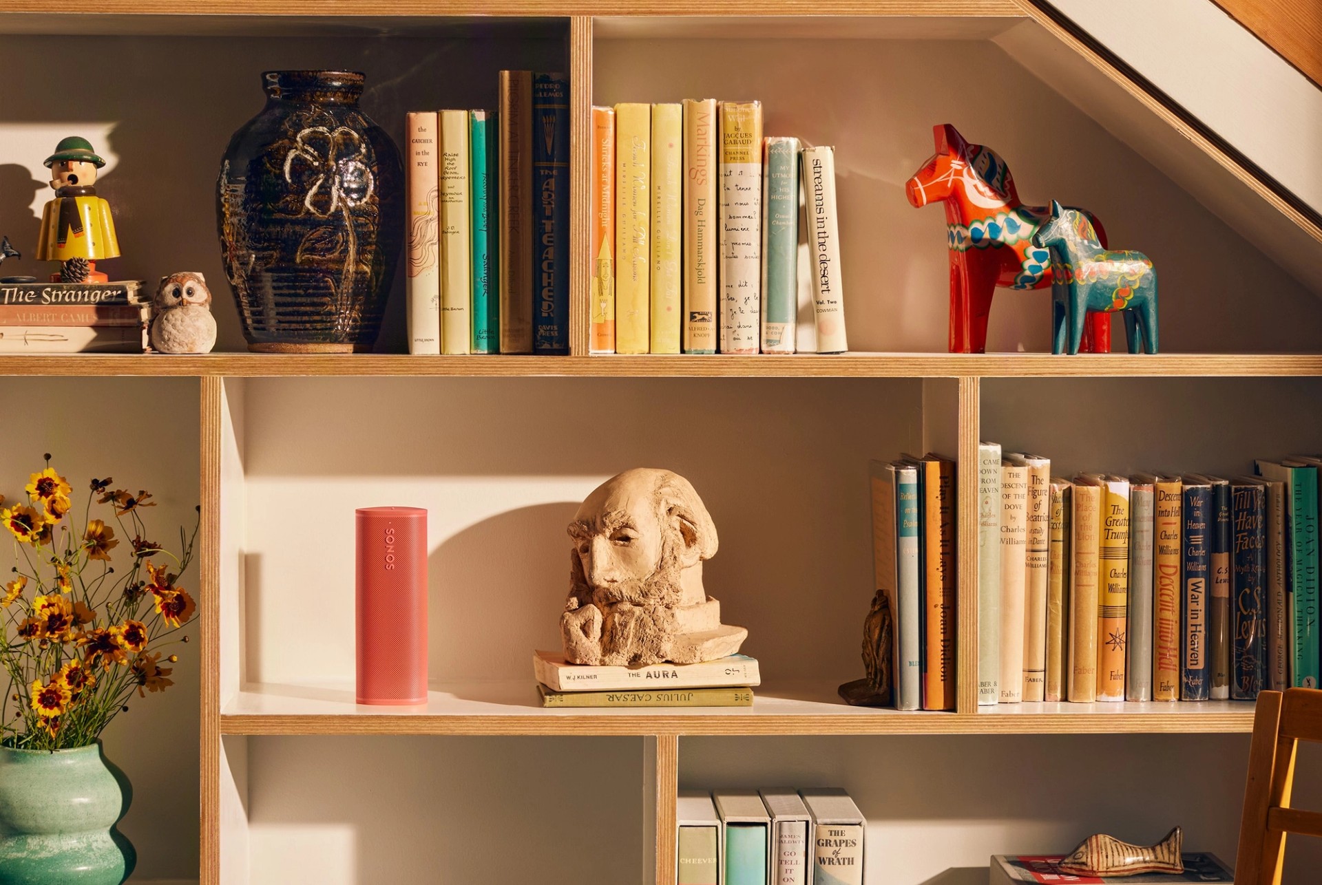 Sonos Roam 2 Sunset im Bücherregal