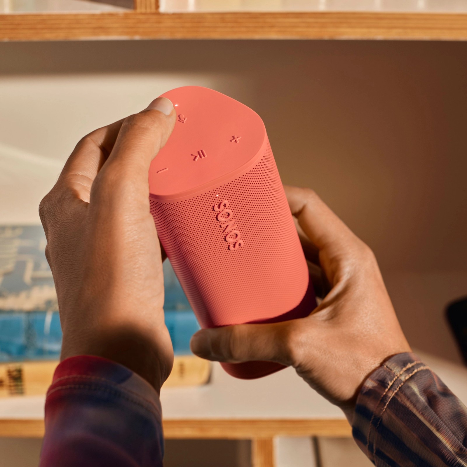 Sonos Roam 2 Sunset in der Hand Nahaufnahme