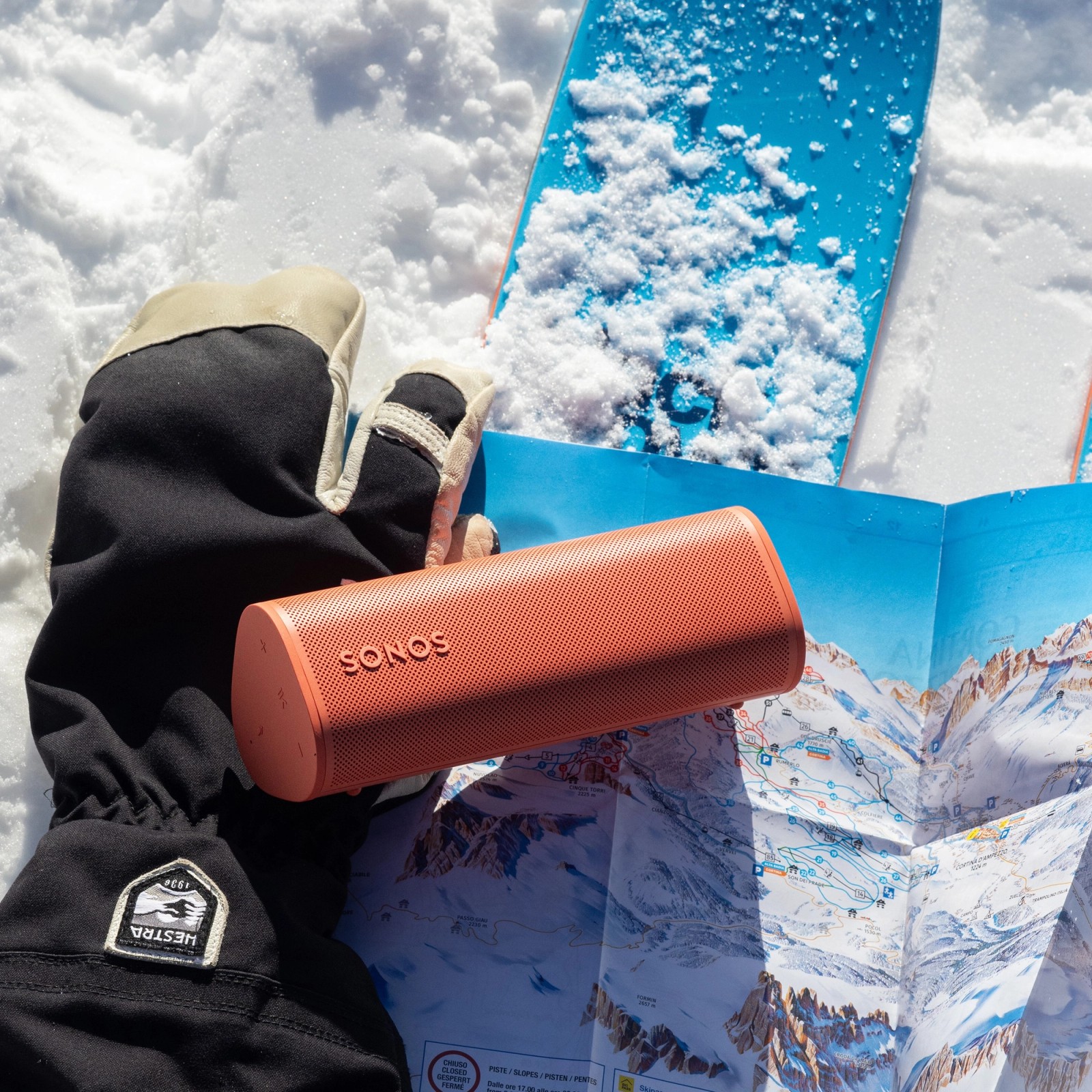 Sonos Roam 2 Sunset im Schnee beim Skifahren