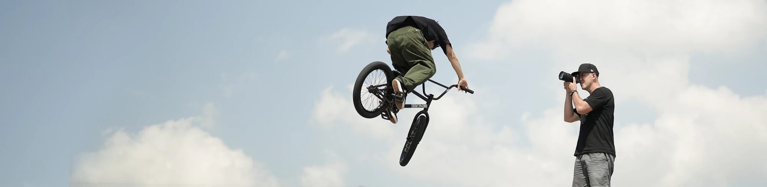 Fotograf mit Sony Alpha 7 IV beim Action-Shooting