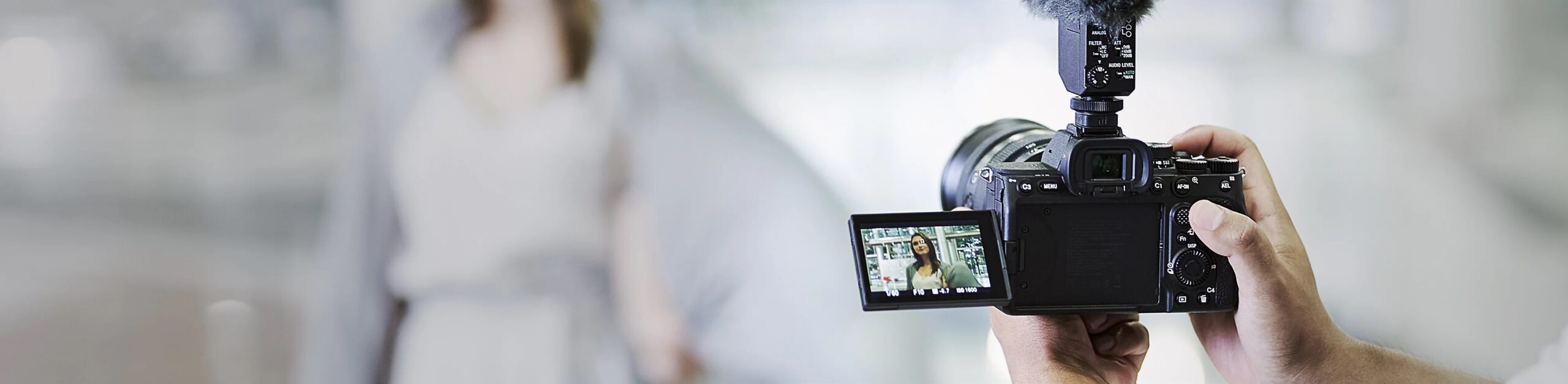 Sony Alpha 7 IV beim Videodreh mit Flip-Screen
