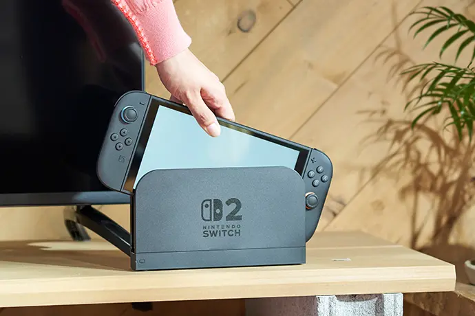 Nintendo Switch 2 wird in die Docking-Station eingesetzt