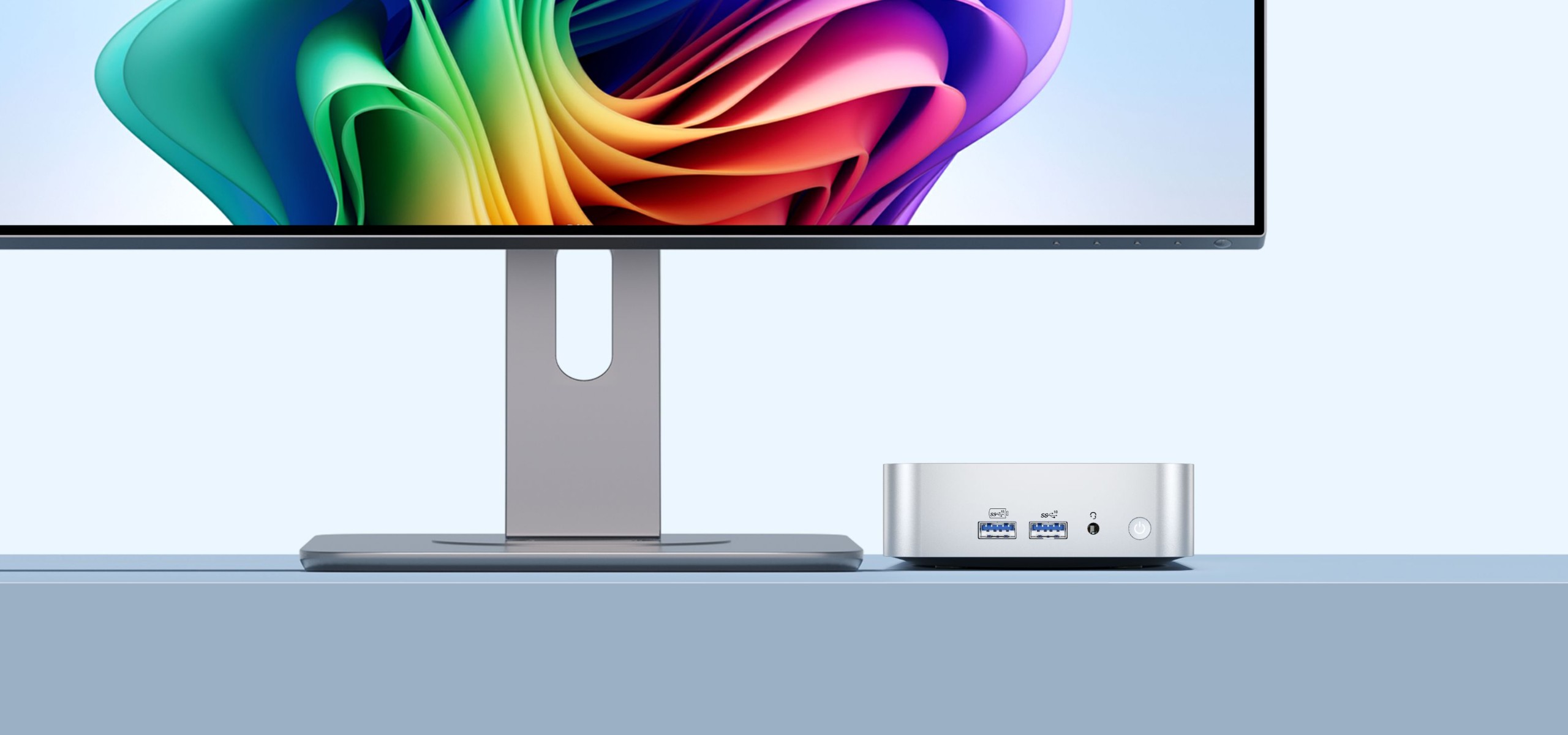 GEEKOM A6 Mini PC Frontansicht neben Monitor
