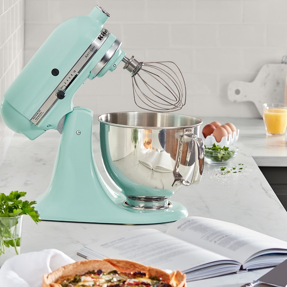KitchenAid Artisan mit verschiedenen Aufsätzen und Zubehör